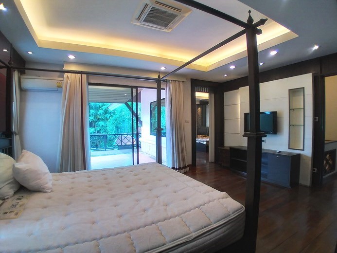 House for rent Pattaya showing the master bedroom and balcony House for rent Pattaya showing the master bedroom and balcony