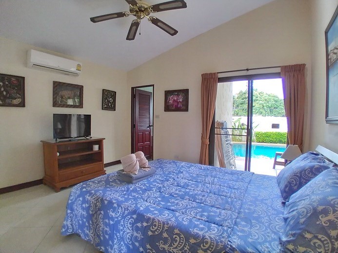 House for rent Pattaya showing the master bedroom pool view House for rent Pattaya showing the master bedroom pool view
