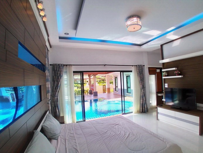 House for sale Pattaya showing the master bedroom pool view 