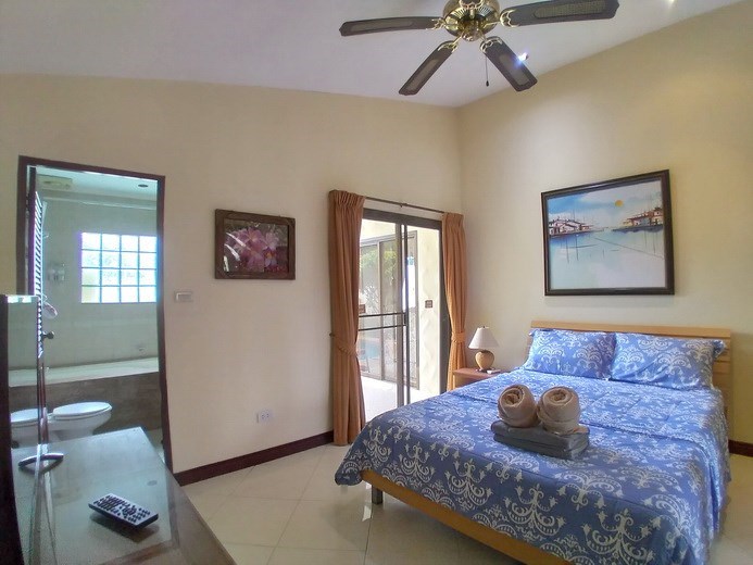House for rent Pattaya showing the master bedroom suite House for rent Pattaya showing the master bedroom suite