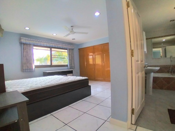 House for rent Pattaya showing the master bedroom suite 