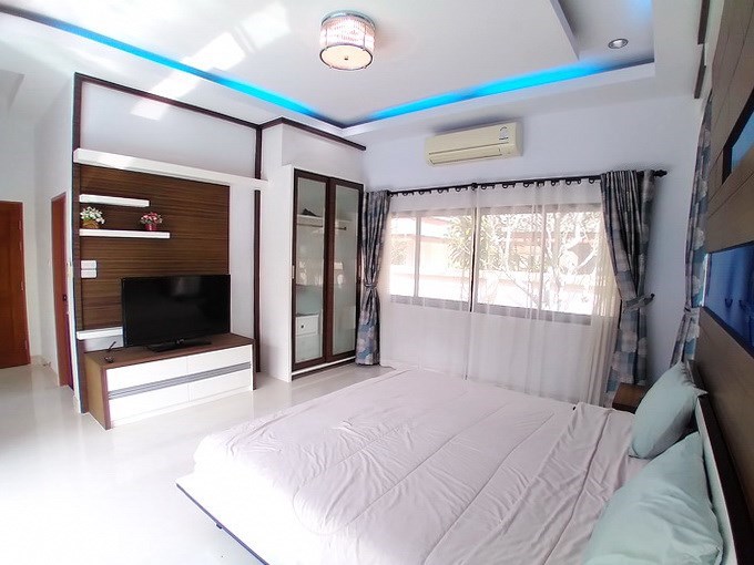 House for sale Pattaya showing the master bedroom 