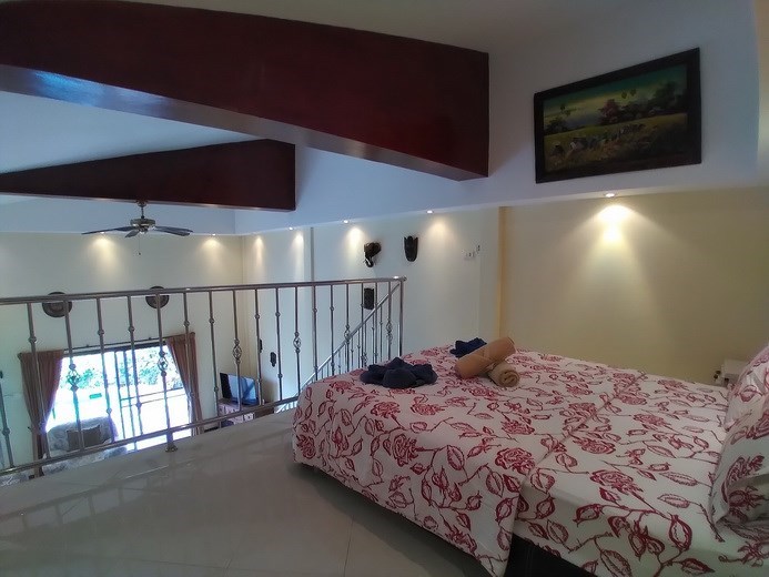 House for rent Pattaya showing the mezzanine balcony House for rent Pattaya showing the mezzanine balcony