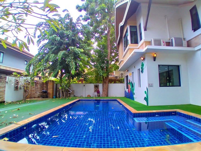 House for rent Pattaya showing the pool and poolside shower House for rent Pattaya showing the pool and poolside shower