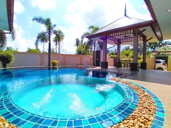House for sale Pattaya showing the pool and Jacuzzi 