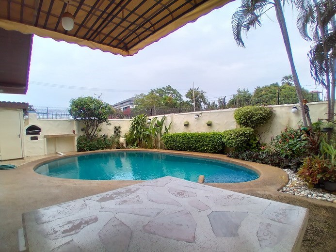 House for rent Pattaya showing the covered terrace and pool House for rent Pattaya showing the covered terrace and pool
