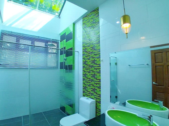 House for sale Pattaya showing the second bathroom 