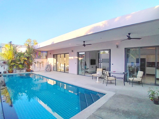 House for rent Pattaya showing the terrace and pool 