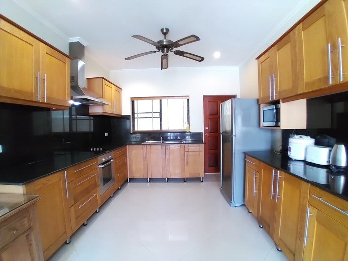 House for rent Pratumnak Hill showing the kitchen 