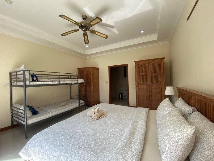 House for rent Pratumnak Hill showing the master bedroom suite 
