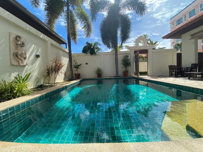 House for rent Pratumnak Hill showing the private pool 