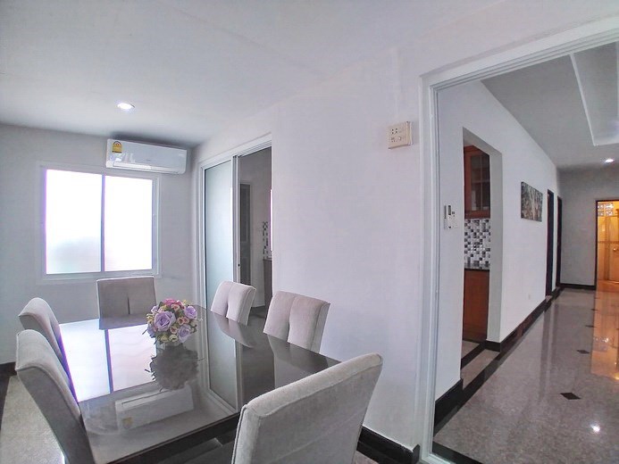 House for rent South Pattaya showing the dining and kitchen areas House for rent South Pattaya showing the dining and kitchen areas