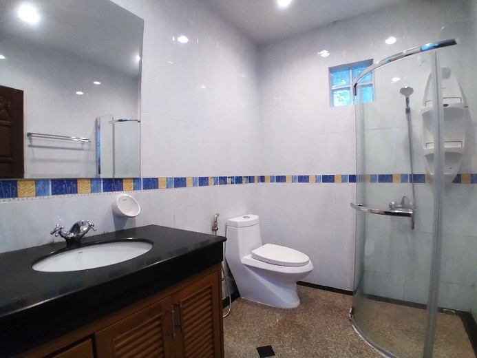 House for rent South Pattaya showing the master bathroom House for rent South Pattaya showing the master bathroom