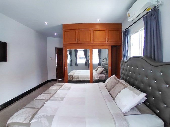 House for rent South Pattaya showing the master bedroom suite House for rent South Pattaya showing the master bedroom suite