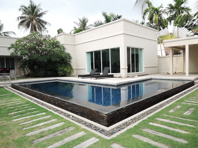 House for rent at Pattaya The Vineyard showing the house and swimming pool