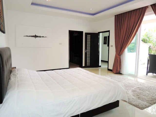 House for rent at Pattaya The Vineyard showing the master bedroom suite