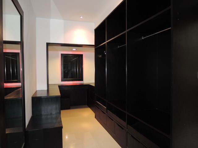 House for rent at Pattaya The Vineyard showing the master bedroom walk-in closet