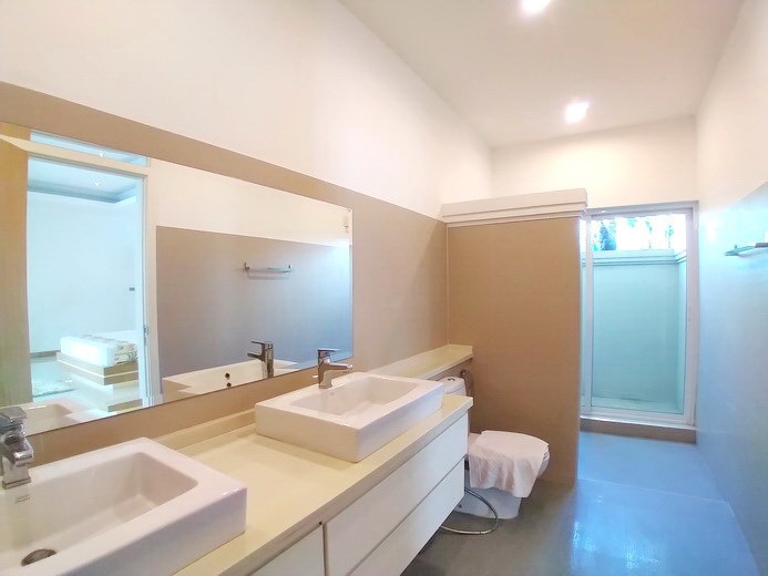 House for rent at The Vineyard Pattaya showing the master bathroom House for rent at The Vineyard Pattaya showing the master bathroom