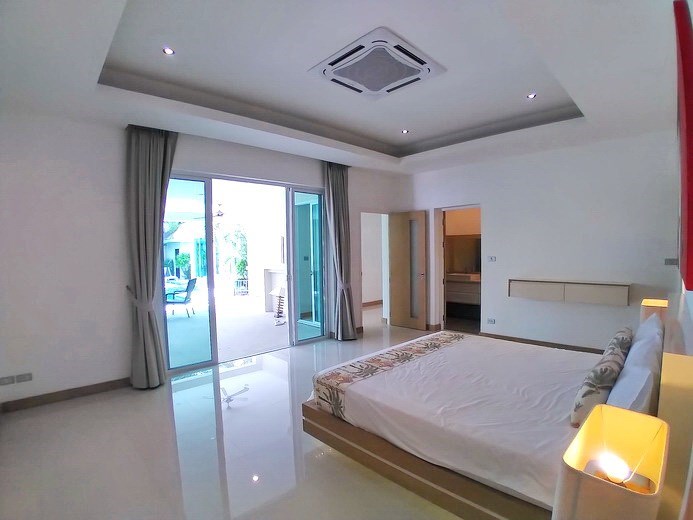 House for rent at The Vineyard Pattaya showing the master bedroom suite House for rent at The Vineyard Pattaya showing the master bedroom suite