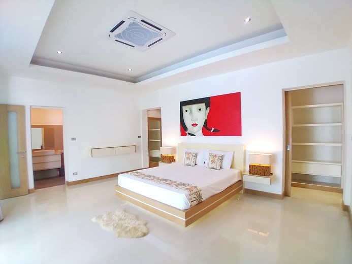 House for rent at The Vineyard Pattaya showing the master bedroom with walk-in wardrobes 