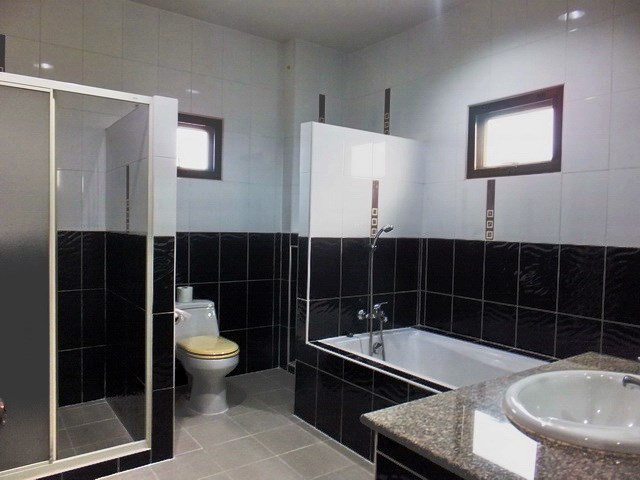 House for rent East Pattaya showing the master bathroom