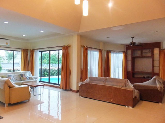 House for rent East Pattaya showing the two living areas