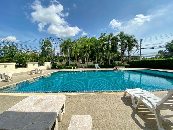 House for rent East Pattaya showing the communal pool House for rent East Pattaya showing the communal pool