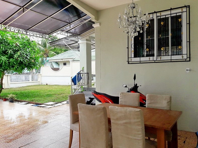 House for rent East Pattaya showing the covered terrace House for rent East Pattaya showing the covered terrace