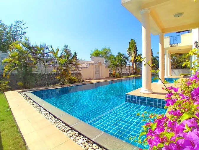 House for rent East Pattaya showing the covered terrace and pool 