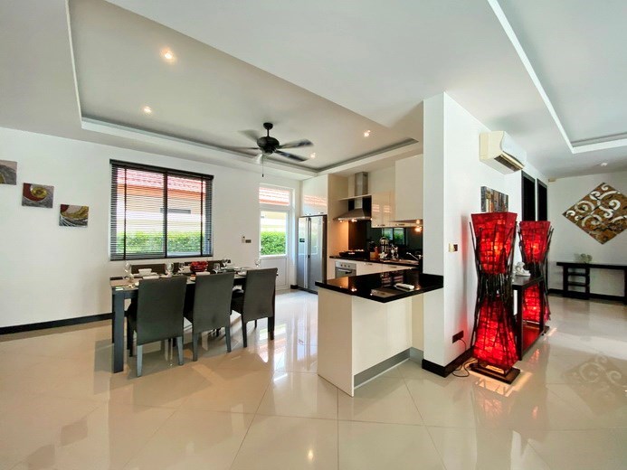 House for rent East Pattaya showing the dining and kitchen areas