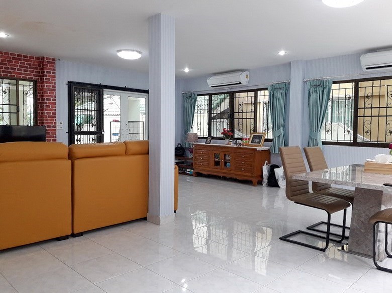 House for rent East Pattaya showing the living and dining areas 