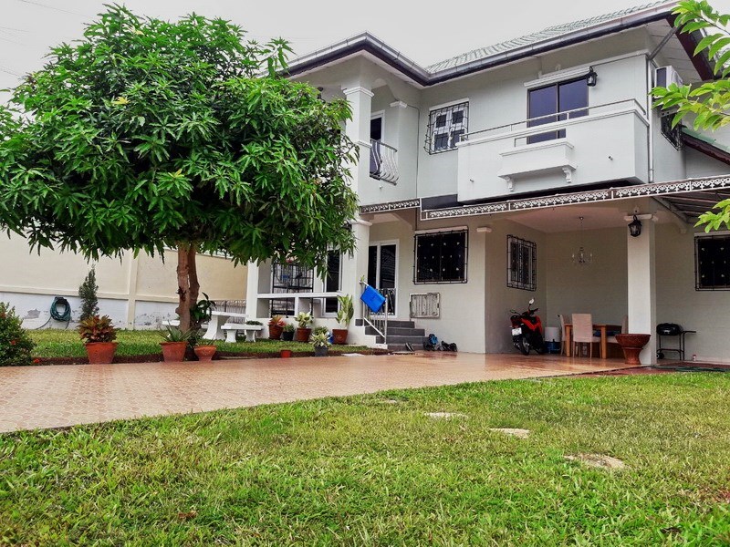 House for rent East Pattaya showing the house and garden House for rent East Pattaya showing the house and garden
