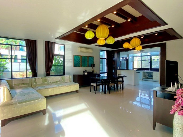 House for rent East Pattaya showing the living, dining and kitchen areas 