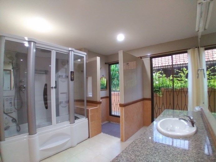 House for rent East Pattaya showing the master bathroom House for rent East Pattaya showing the master bathroom