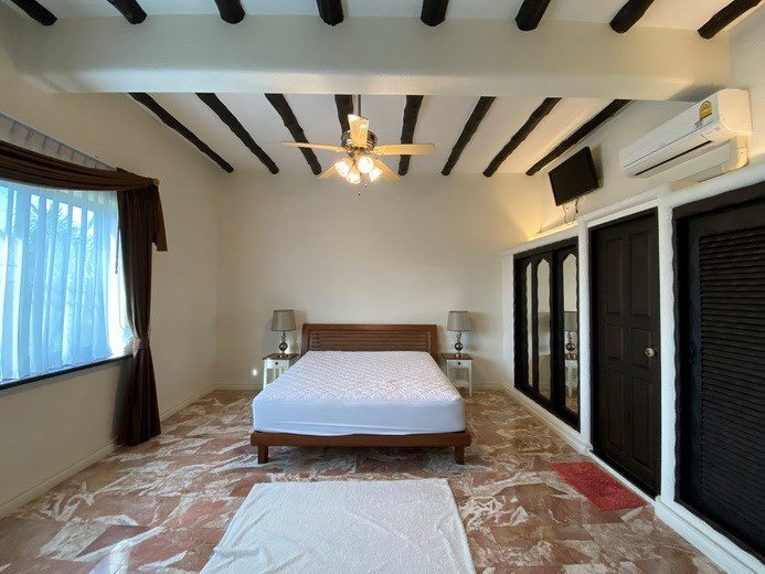 House for rent East Pattaya showing the master bedroom suite 