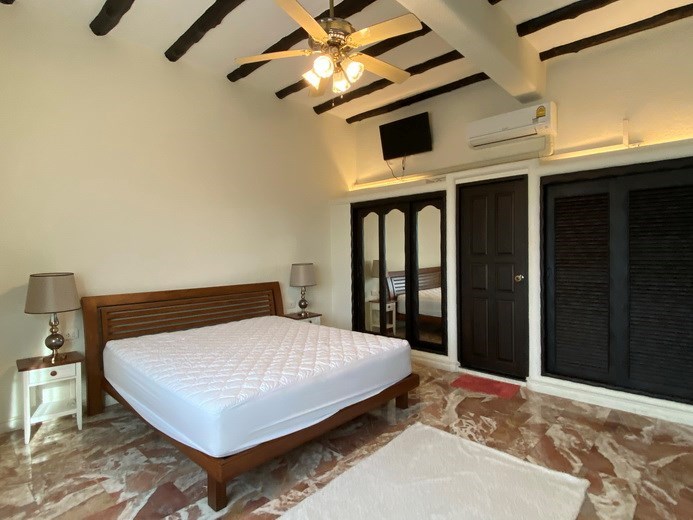 House for rent East Pattaya showing the master bedroom 