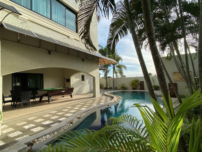 House for rent East Pattaya showing the pool and covered terrace