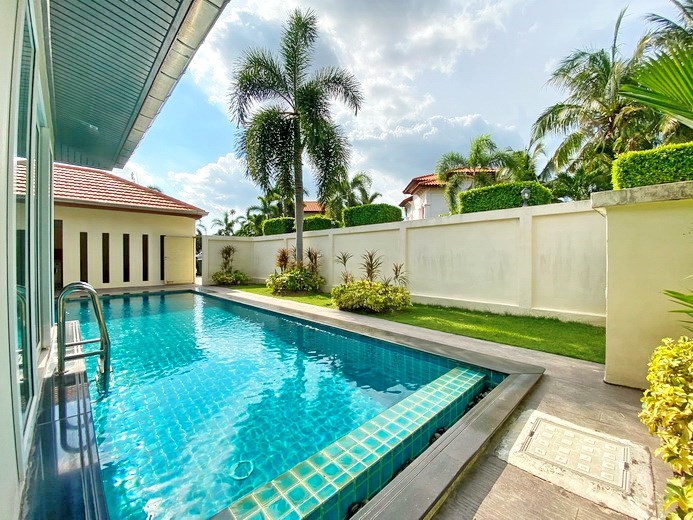 House for rent East Pattaya showing the pool and garden 