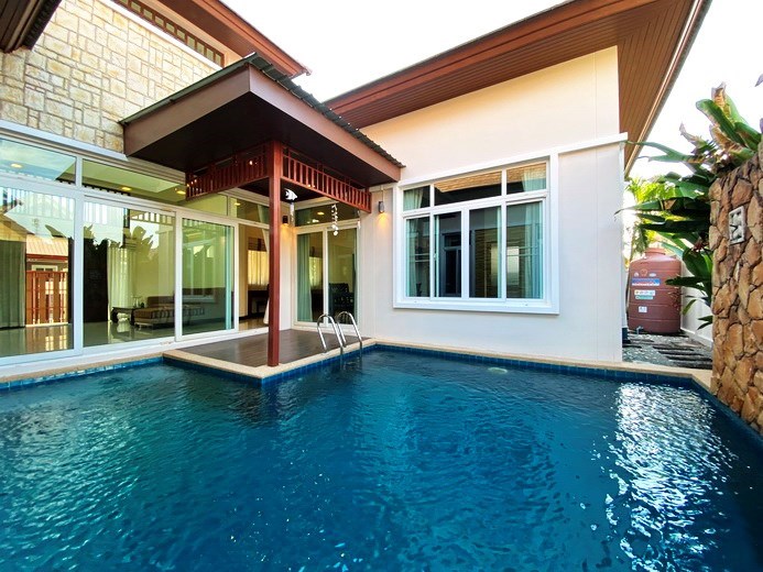 House for rent East Pattaya showing the house and pool 