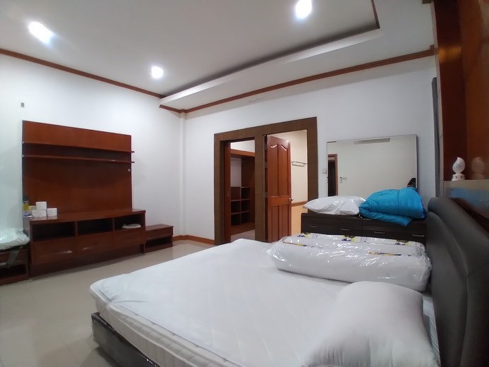 House for rent East Pattaya showing the master bedroom with walk-in wardrobes 