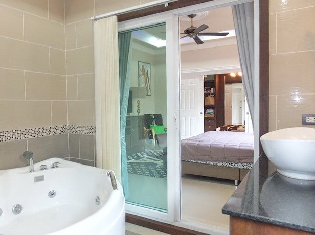 House for rent Nongplalai Pattaya showing the master bedroom suite 