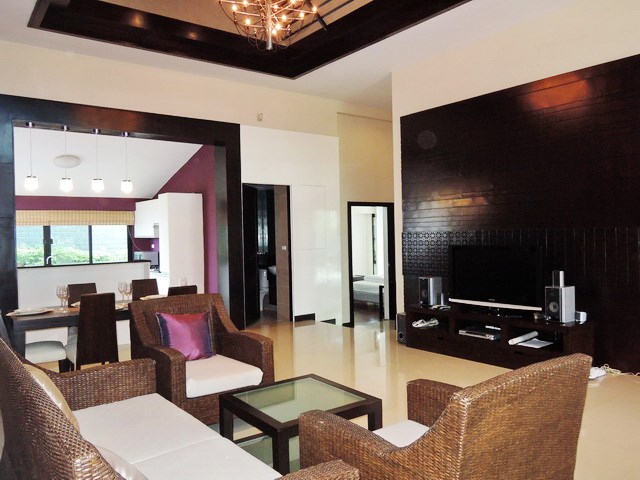 House for sale Pattaya showing the living area