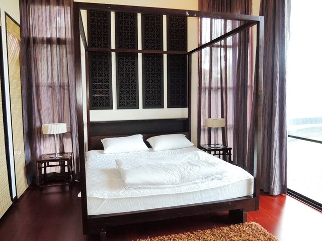 House for sale Pattaya showing the master bedroom