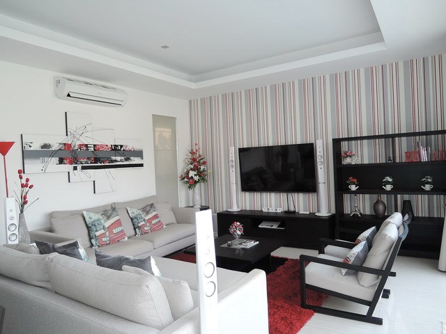 House for sale Amaya Hill Pattaya showing the living area 