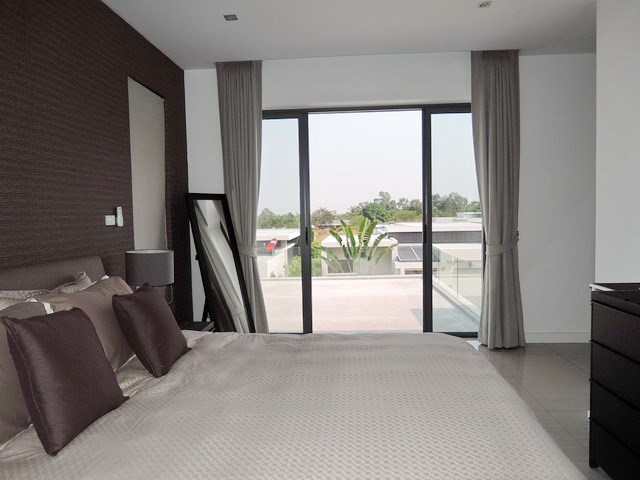 House for sale Amaya Hill Pattaya showing the master bedroom and terrace 