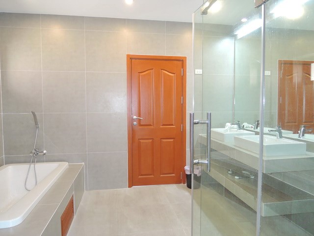 House for sale at Bangsaray Pattaya showing the master bathroom