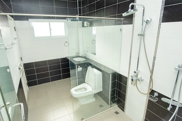 House for sale Bangsaray Pattaya showing the master bathroom House for sale Bangsaray Pattaya showing the master bathroom
