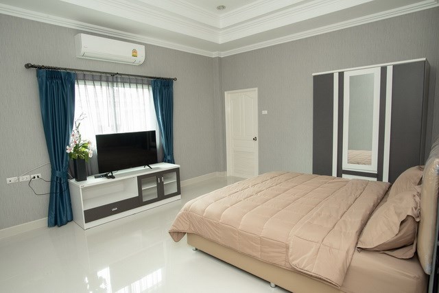 House for sale Bangsaray Pattaya showing the master bedroom House for sale Bangsaray Pattaya showing the master bedroom