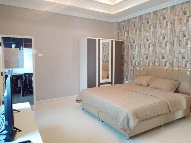 House for sale Bangsaray Pattaya showing the master bedroom suite House for sale Bangsaray Pattaya showing the master bedroom suite