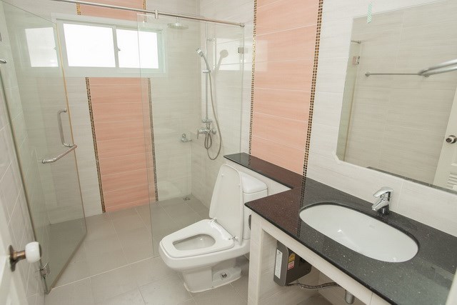 House for sale Bangsaray Pattaya showing the second bathroom House for sale Bangsaray Pattaya showing the second bathroom